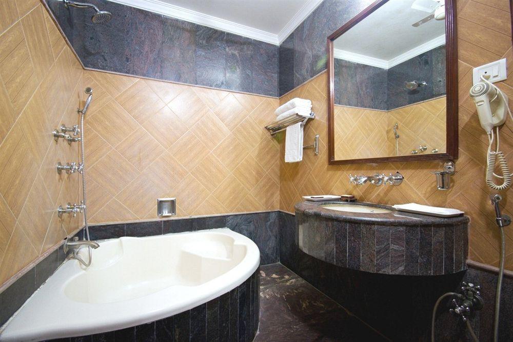 Hotel Sunstar Grand Делхи Екстериор снимка