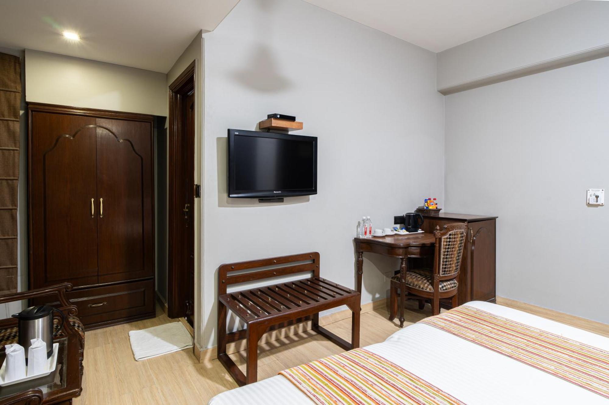 Hotel Sunstar Grand Делхи Екстериор снимка