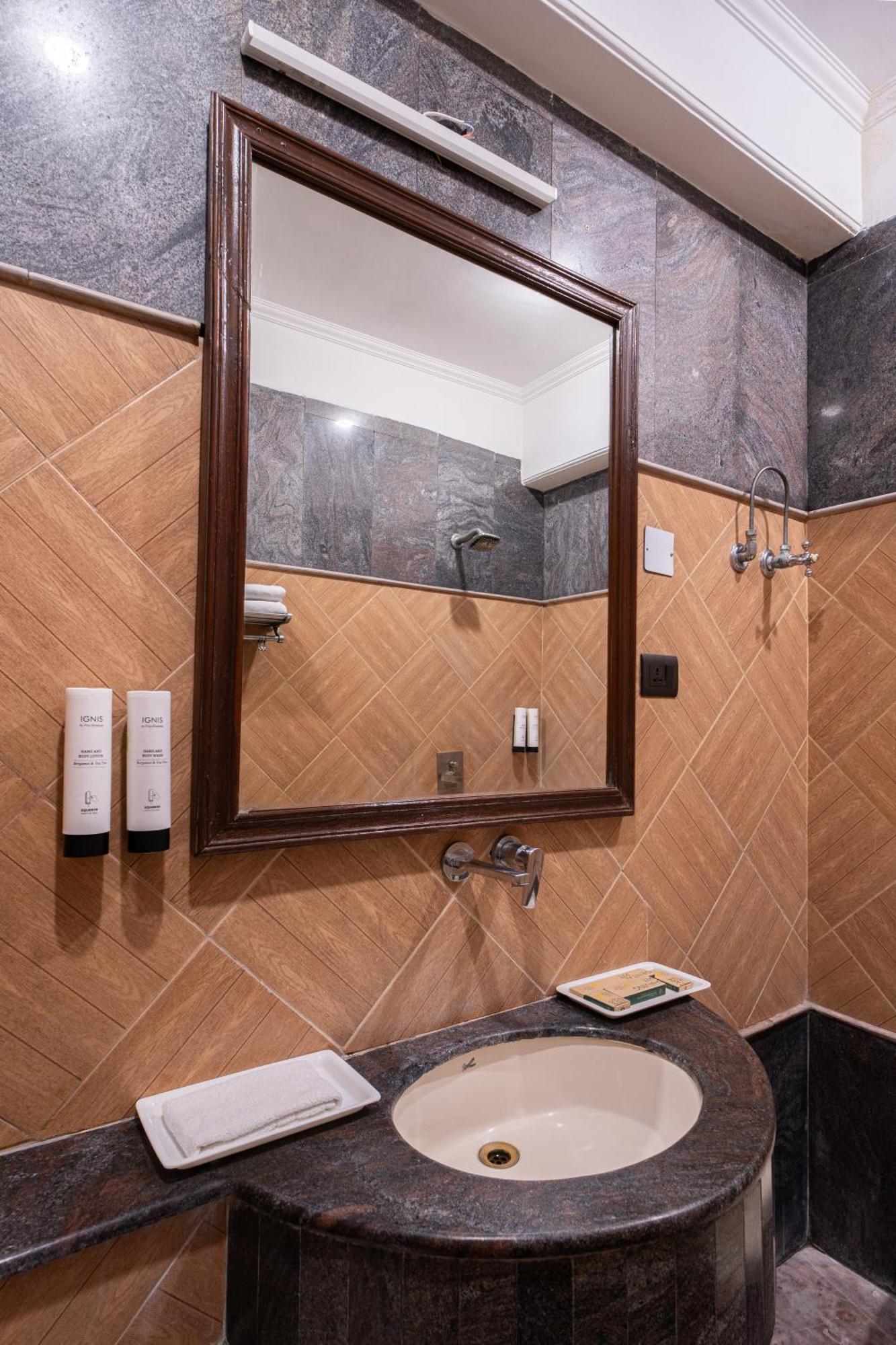 Hotel Sunstar Grand Делхи Екстериор снимка