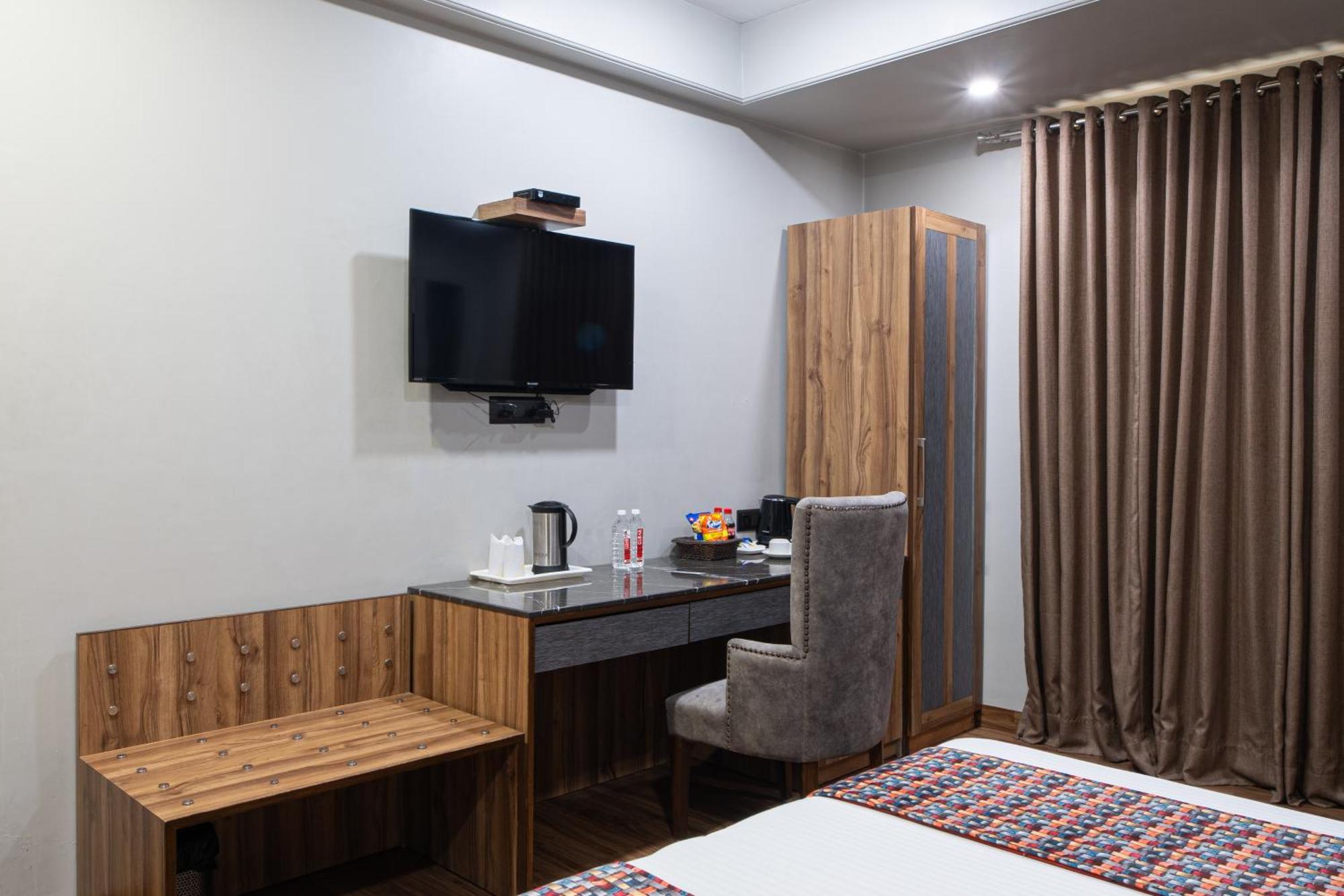 Hotel Sunstar Grand Делхи Екстериор снимка