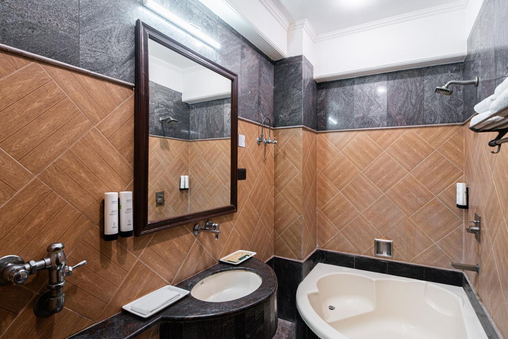 Hotel Sunstar Grand Делхи Екстериор снимка