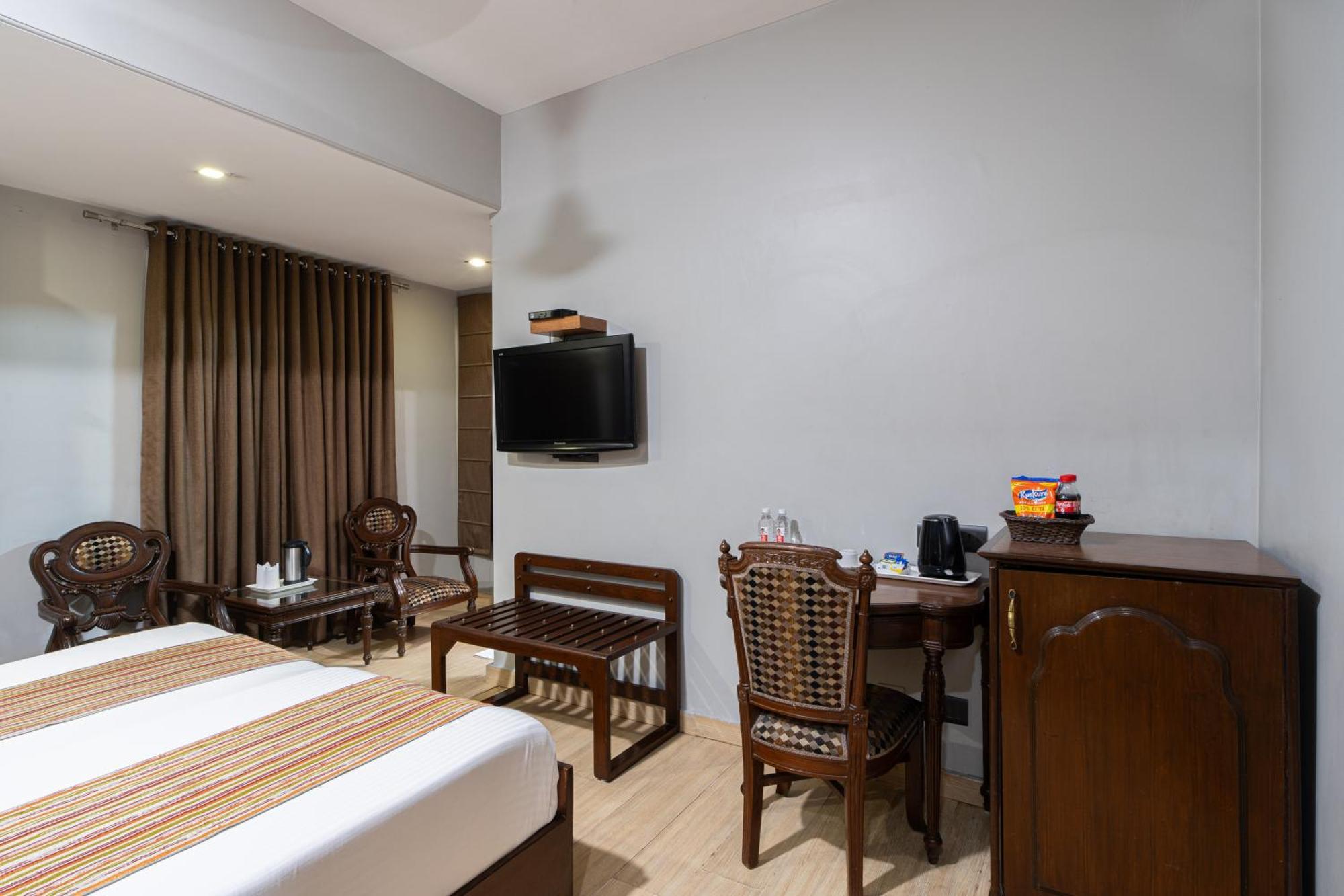 Hotel Sunstar Grand Делхи Екстериор снимка