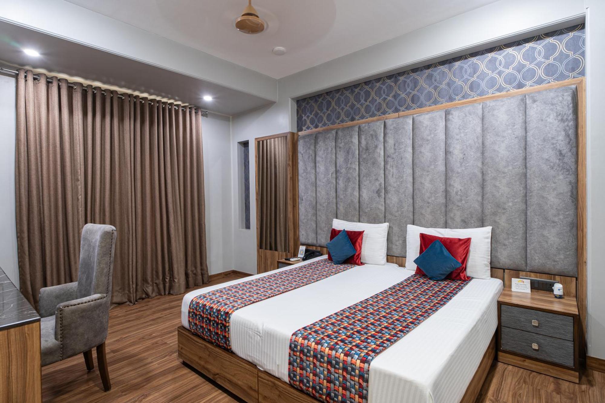 Hotel Sunstar Grand Делхи Екстериор снимка