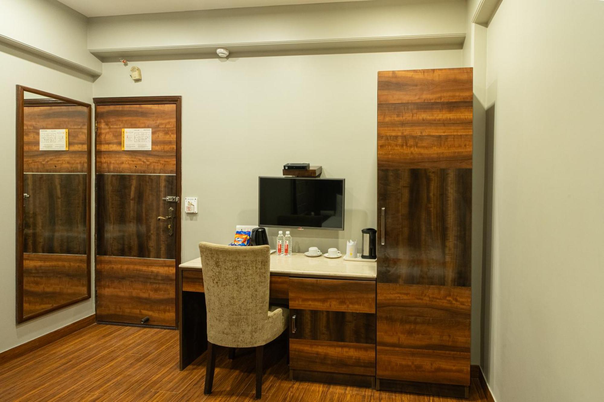 Hotel Sunstar Grand Делхи Екстериор снимка