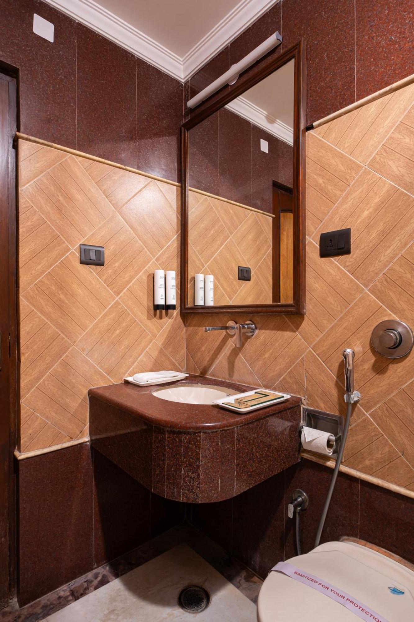 Hotel Sunstar Grand Делхи Екстериор снимка