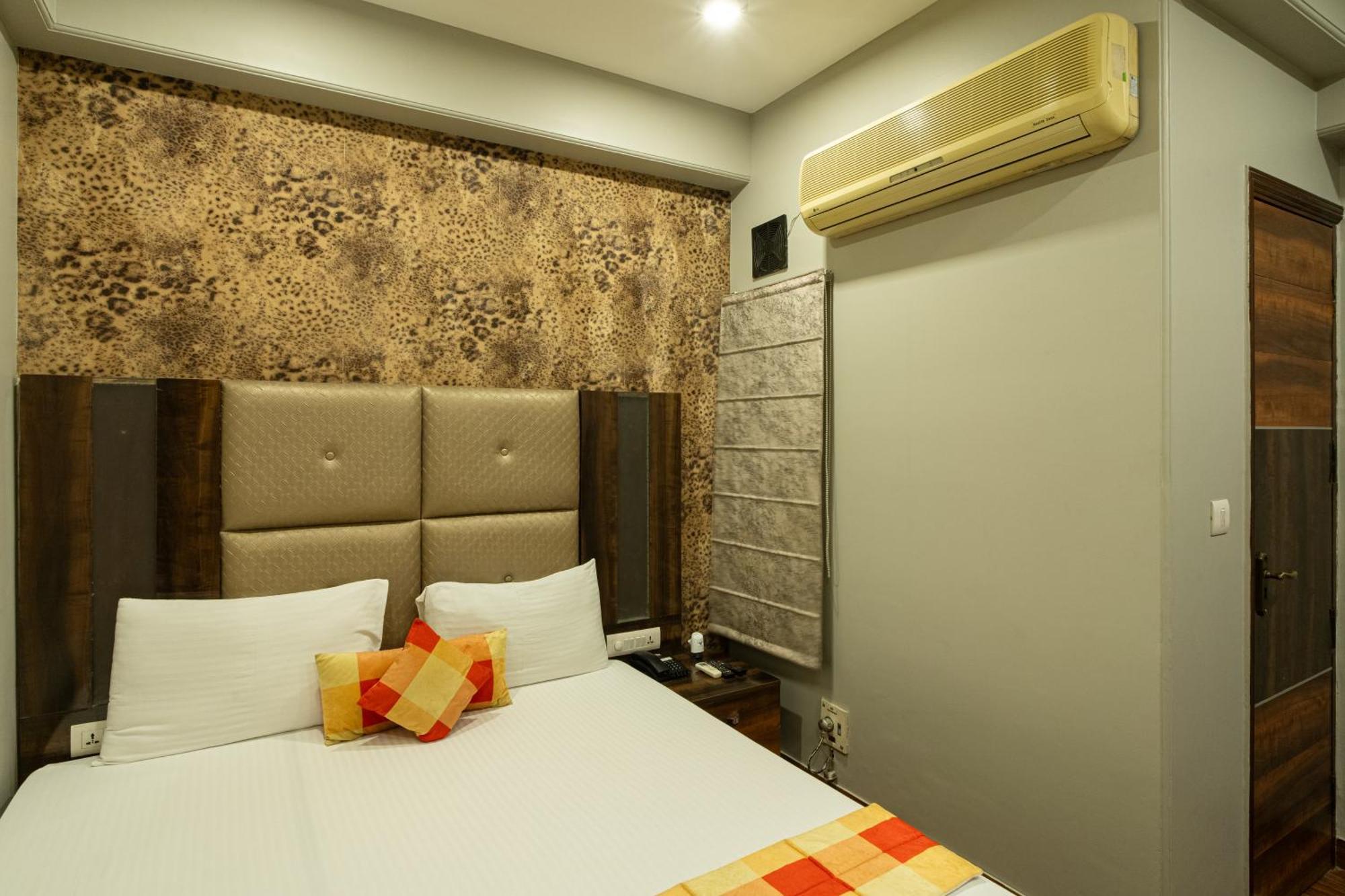 Hotel Sunstar Grand Делхи Екстериор снимка