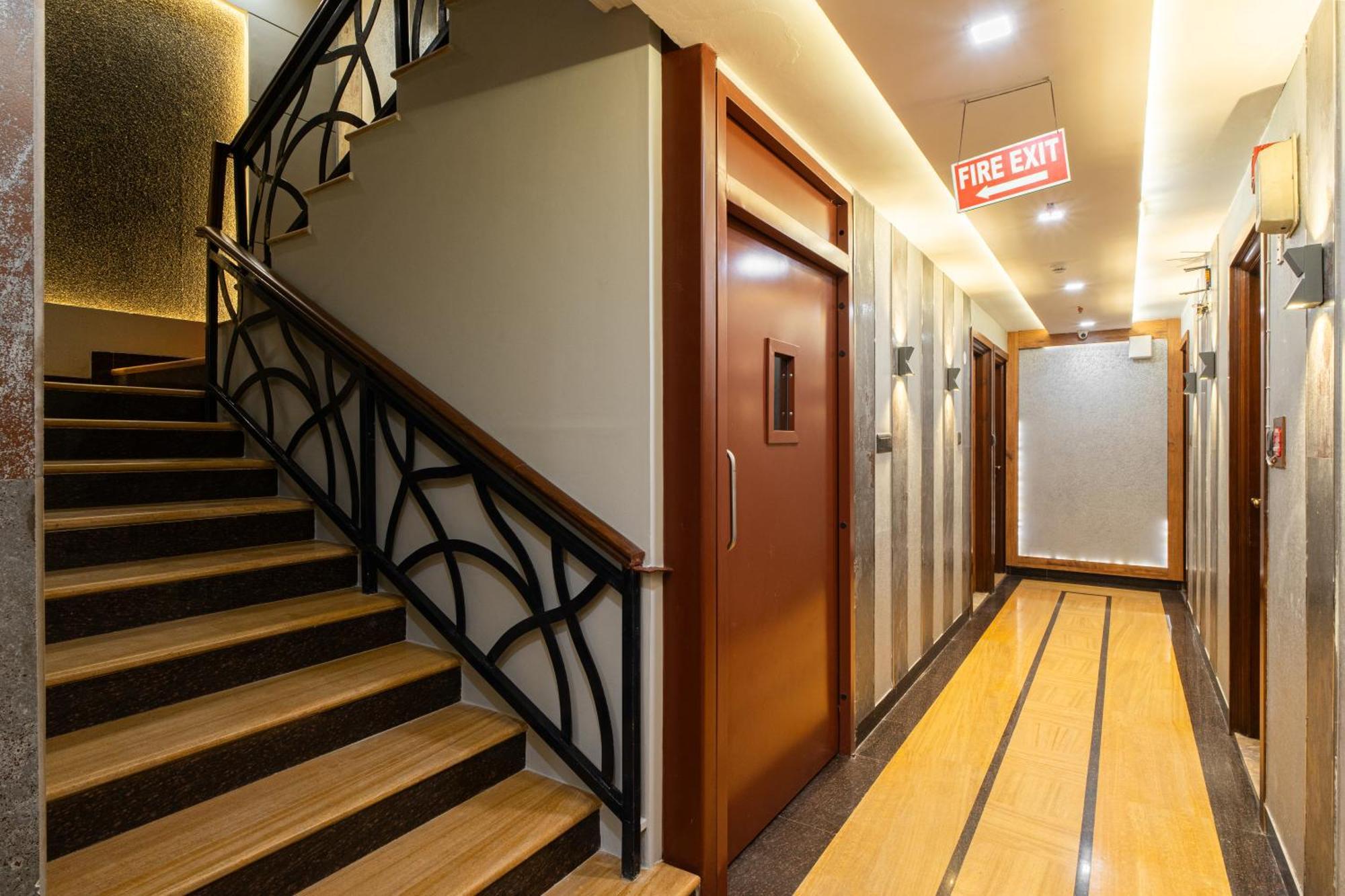 Hotel Sunstar Grand Делхи Екстериор снимка