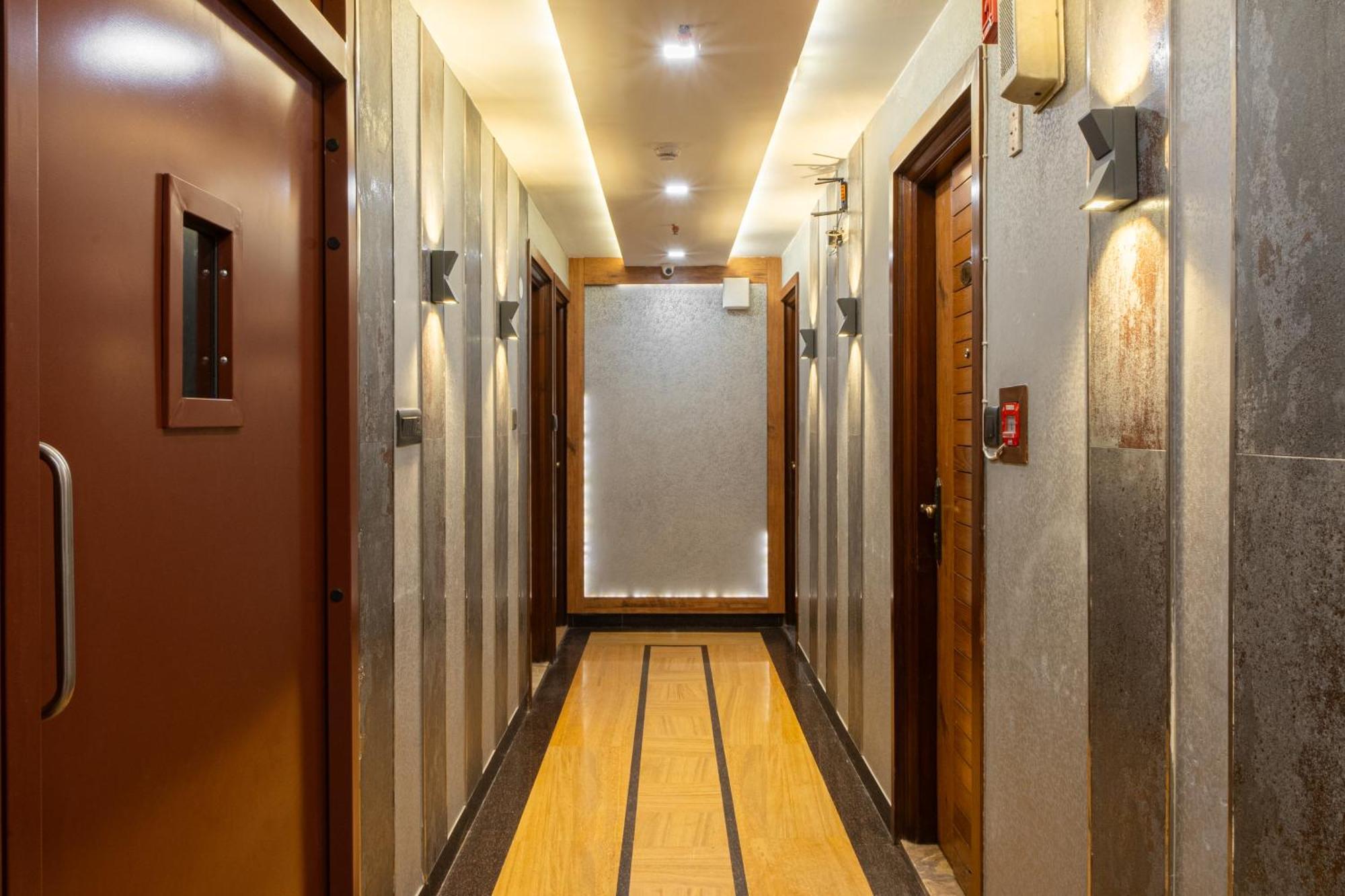 Hotel Sunstar Grand Делхи Екстериор снимка