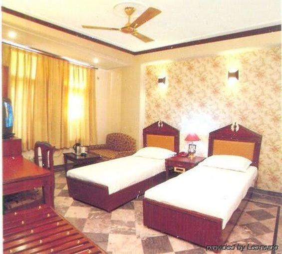 Hotel Sunstar Grand Делхи Стая снимка