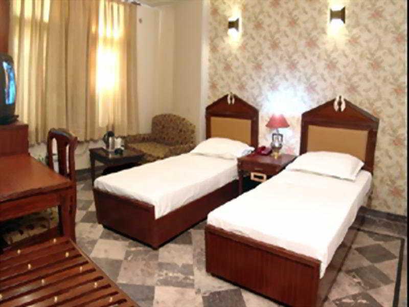 Hotel Sunstar Grand Делхи Екстериор снимка