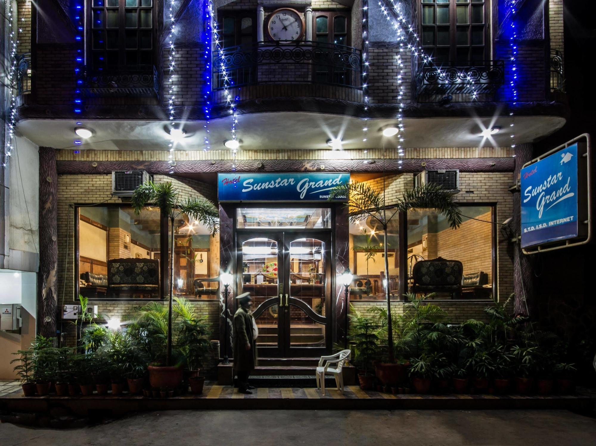Hotel Sunstar Grand Делхи Екстериор снимка
