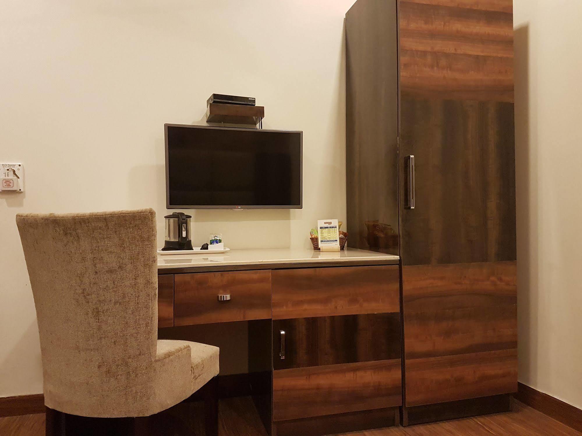 Hotel Sunstar Grand Делхи Екстериор снимка