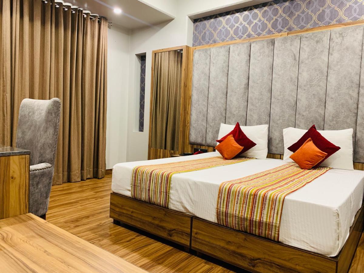 Hotel Sunstar Grand Делхи Екстериор снимка